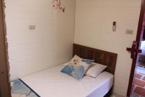 Una cama o camas en una habitación de 八八古藝民宿可包棟