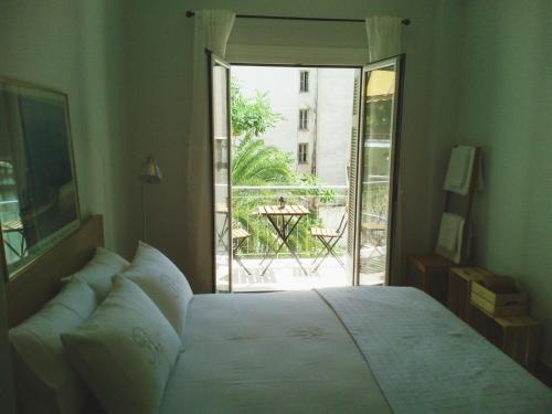 Posteľ alebo postele v izbe v ubytovaní Athens Downtown Boho Apartment 1 min from metro