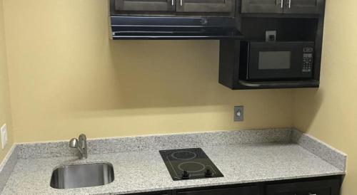 Köök või kööginurk majutusasutuses Deluxe Inn & Suites - Baytown