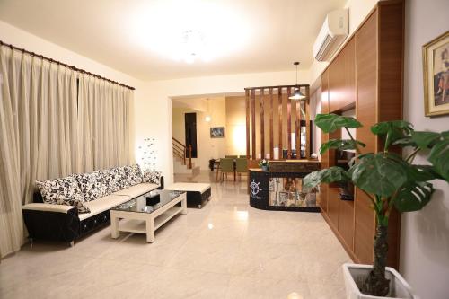 a living room with a couch and a table at 花蓮168電梯民宿-可包棟 in Jian