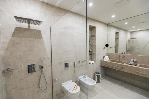 Koupelna v ubytování Bon Hotel