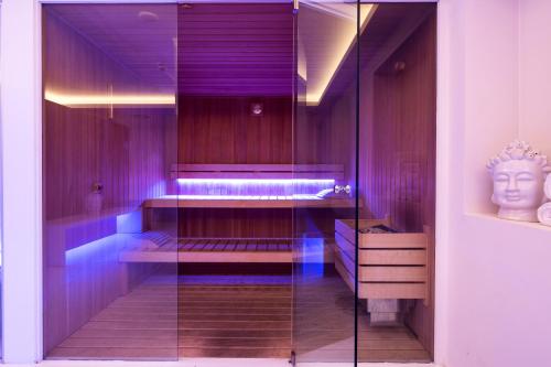 a bathroom with a glass shower with a statue in it at Best Western Plus Hotel Expo in Villafranca di Verona