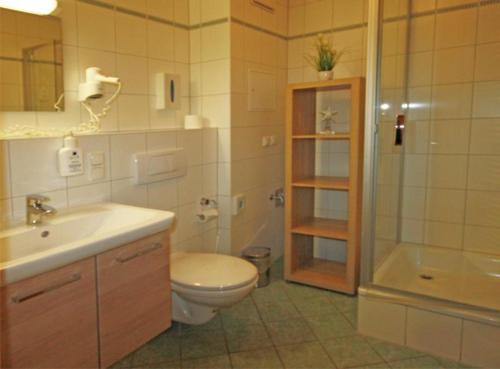 キュールングスボルンにあるHaus am Weststrandのバスルーム(トイレ、洗面台、シャワー付)