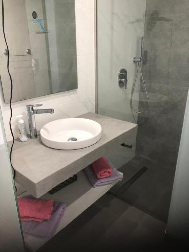 bagno con lavandino e doccia di Torrevieja - Punta Prima Penthouse OASIS BEACH VII a Torrevieja