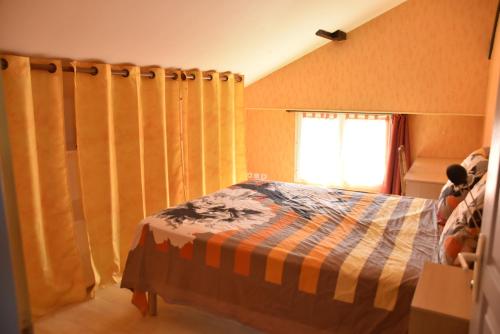 1 dormitorio con 1 cama y una ventana con cortinas en Maison dans le vignoble de Bordeaux-Blaye-Bourg-CNPE, en Saint-Trojan