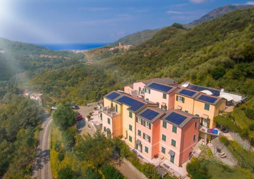 Hotel Al Terra Di Mare في ليفانتو: اطلالة جوية على منزل عليه لوحات شمسية