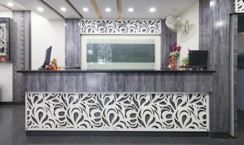 vestíbulo con pared y pantalla grande en Treebo Trend Omni Palace en Indore