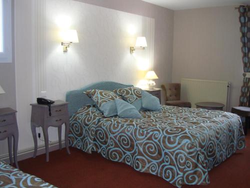 Ένα ή περισσότερα κρεβάτια σε δωμάτιο στο Logis Hôtel Restaurant Le Gue Du Holme