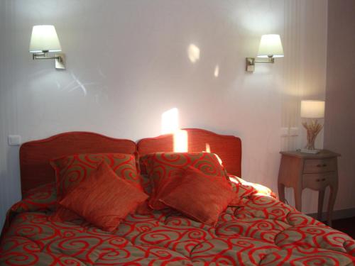Ένα ή περισσότερα κρεβάτια σε δωμάτιο στο Logis Hôtel Restaurant Le Gue Du Holme