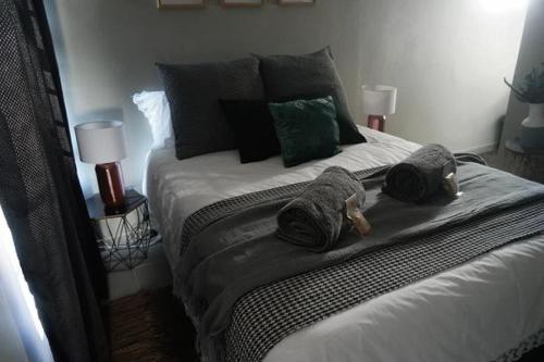 un dormitorio con una cama con dos animales de peluche en 25 on Pretorius, en Potchefstroom