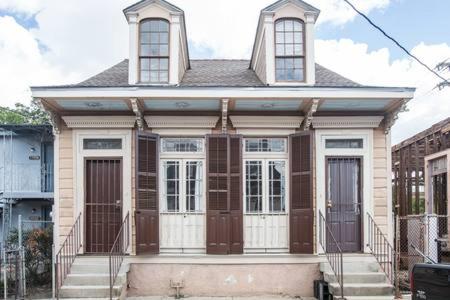 una casa con puertas marrones en una calle en New Orleans Hideaway en Nueva Orleans