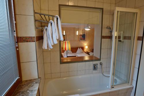 Ein Badezimmer in der Unterkunft Hotel Restaurant Itzlinger Hof