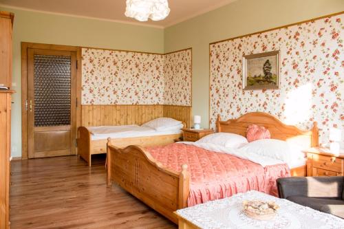 1 Schlafzimmer mit 2 Betten und einem Tisch in der Unterkunft Ria Apartment Vyhlídka in Karlsbad