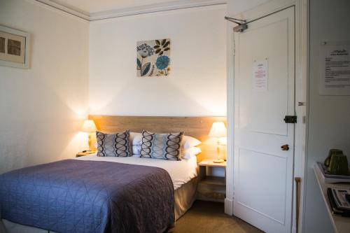 מיטה או מיטות בחדר ב-Hazeldene Guest House