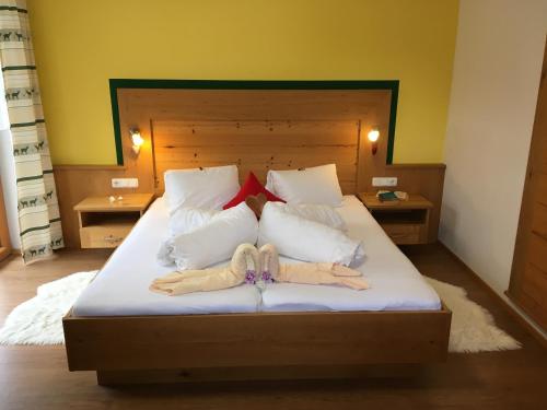 a bedroom with a bed with two towels on it at Haus Schnepfleitner in Dorfgastein