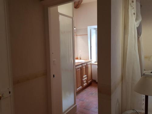 a bathroom with a sink and a mirror in a room at La Taille de Biou in Huisseau-sur-Cosson