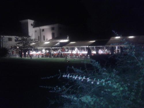 a group of people standing in front of a building at night at Alloggio Agrituristico Conte Ottelio in Pradamano