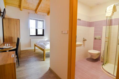 ห้องน้ำของ Rodinný wellness hotel U Langrů