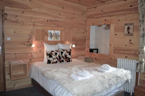 Un pat sau paturi într-o cameră la Chalet Saint Bernard