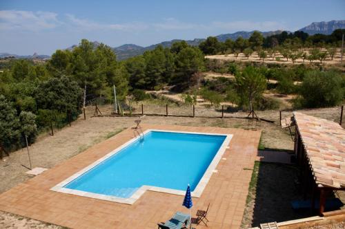 una imagen de una piscina en un patio en Mas Del Cigarrer Allotjament Rural, en Horta de Sant Joan