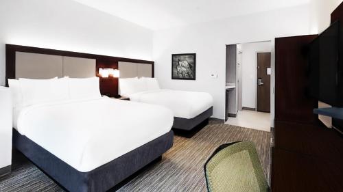 um quarto de hotel com duas camas e uma televisão em Holiday Inn Express & Suites - Chalmette - New Orleans S, an IHG Hotel em Chalmette