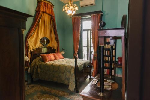 ヘレス・デ・ラ・フロンテーラにあるPalacio del Virrey Lasernaのベッドルーム1室(ベッド1台、シャンデリア付)