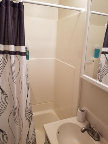 Salle de bains dans l'établissement 500/502 W 23rd St