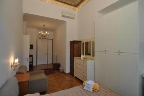 Un pat sau paturi într-o cameră la Orchidea - Sanremo Apartments