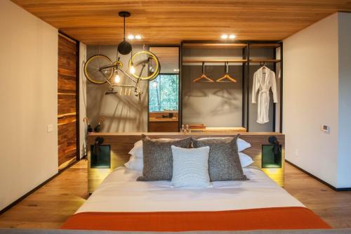 a bedroom with a large bed in a room at Rodavento Boutique Hotel & Spa in Valle de Bravo