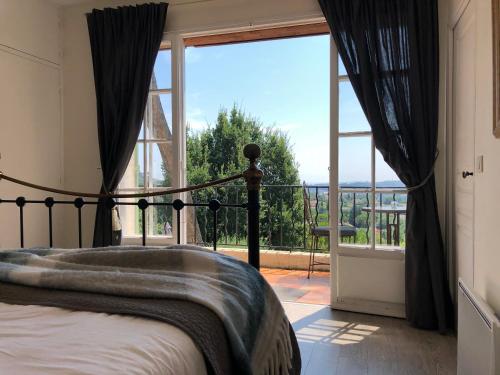 une chambre avec un lit et une grande fenêtre dans l'établissement Villa Mimosa, à Saint-Paul-de-Vence