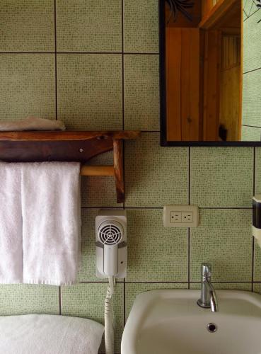 a bathroom with a sink and a mirror at Rancho Amalia in Naranjo