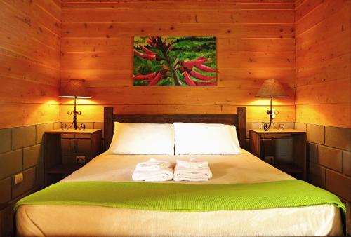 a bedroom with a bed with towels on it at Rancho Amalia in Naranjo