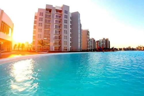 una gran piscina frente a algunos edificios altos en Casa con alberca y laguna, en Veracruz