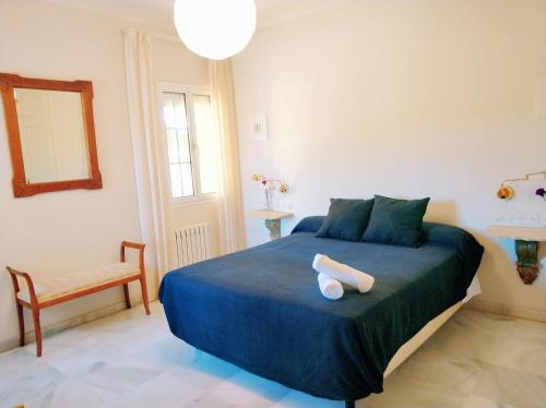 エル・プエルト・デ・サンタマリアにあるVilla La Jaraのベッドルーム1室(大型ベッド1台、青い毛布付)