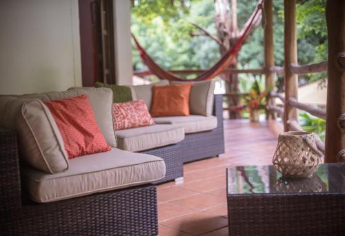 a living room with two couches and a table at Manala Hotel in Santa Teresa Beach