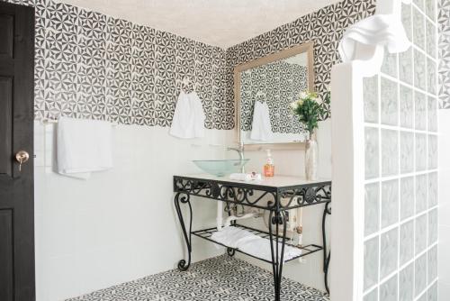 a bathroom with a black and white patterned wall at La Capitanía in Antigua Guatemala