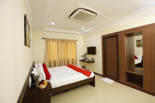 Tempat tidur dalam kamar di Hotel Sree Devi Madurai