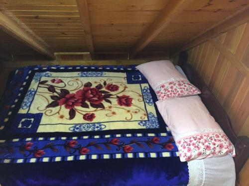 un letto con due cuscini sopra di Cantinho do Sossego a Urubici