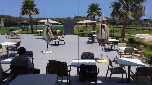 Un restaurante o sitio para comer en Magnifique Villa Savannah Beach sidi rahal