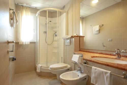 a bathroom with a toilet and a sink and a shower at Residence Villa Lo Scoglietto in San Vincenzo