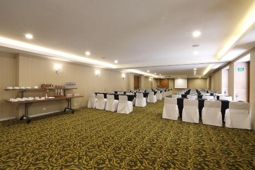 a room with rows of chairs and tables in it at Emporio Zacatecas in Zacatecas