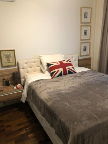 Un dormitorio con una cama con una almohada de bandera. en Apto continente Florianópolis, en Florianópolis