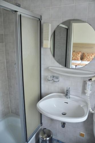 a bathroom with a sink and a mirror at Fletcher Hotel Restaurant De Witte Raaf in Noordwijk