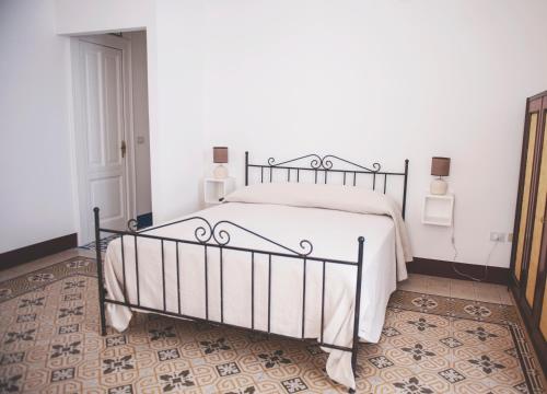 サレルノにあるNei Paraggiのベッドルーム1室(白いベッドカバー付)