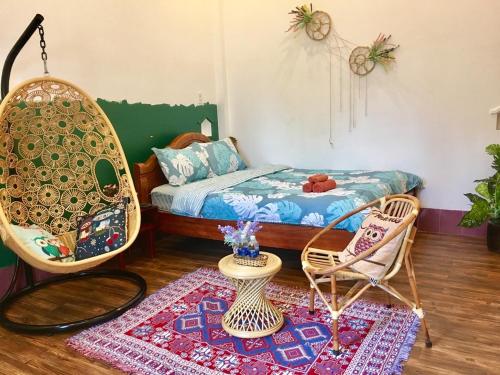 una camera con un letto, un'altalena e un tappeto di WIN Homestay a Quy Nhon