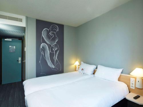 Postel nebo postele na pokoji v ubytování ibis Chartres Ouest Luce