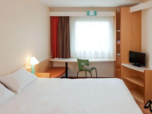 Ένα ή περισσότερα κρεβάτια σε δωμάτιο στο ibis Perpignan Nord Rivesaltes