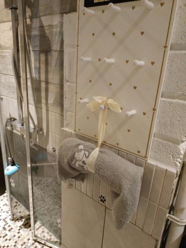 ein Zimmer mit einer Wand mit einer Tür mit Herz drauf in der Unterkunft dog friendly nancecliff cottages in Looe