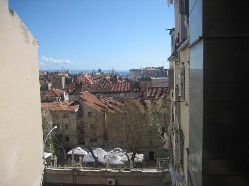 Nespecifikovaný výhled na destinaci Split nebo výhled na město při pohledu z penzionu