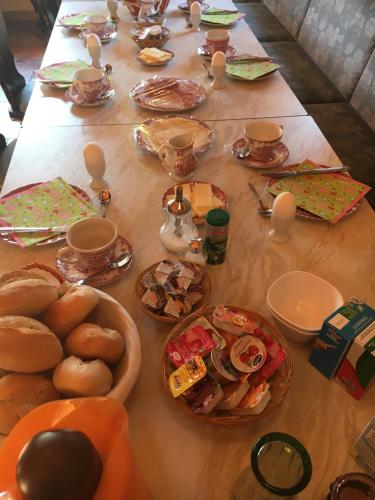 een tafel met borden en kommen met voedsel bij Altes Gasthaus Leuna Pension in Leuna